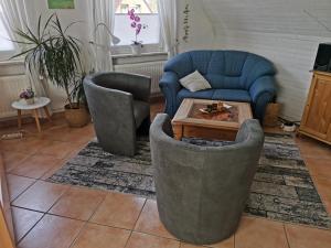 - un salon avec deux chaises et une table basse dans l'établissement Ferienwohnung Stanke, à Büdelsdorf