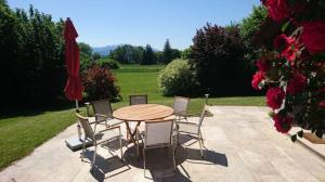 tavolo e sedie con tavolo e ombrellone di Ferienhaus am Chiemsee a Breitbrunn am Chiemsee Altre 2 foto