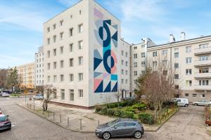 een gebouw met een grote muurschildering aan de zijkant bij Comfort Apartments Abrahama in Gdynia