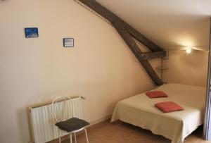 ポルト・ポロにあるLes Figuiersのベッドと椅子付きの小さな部屋です。