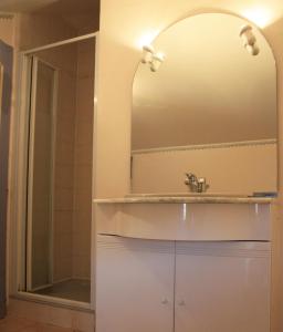 ポルト・ポロにあるLes Figuiersのバスルーム(洗面台、鏡付)