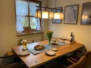 una mesa de comedor con un plato de comida. en Ferienwohnung Theresa, en Prien am Chiemsee