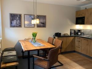 Una cocina con una mesa y sillas de madera. en Ferienwohnung Theresa, en Prien am Chiemsee