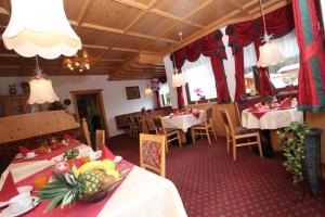 A restaurant or other place to eat at Apart Garni Romantica