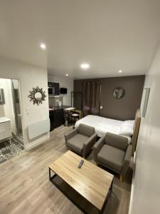 1 dormitorio con 1 cama y sala de estar en Lh Rooms Location, en Le Havre