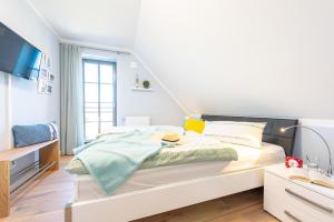 Postel nebo postele na pokoji v ubytování Zur Heiderose 3 Whg 3d StrandLaeufer