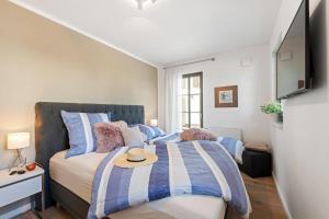 a bedroom with a bed with a hat on it at Schulstr_ 15 _Sinja_ in Zingst