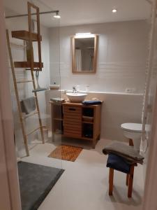 Ένα μπάνιο στο La Longère d'Arzoù, chambres d'hôtes +21 φωτογραφίες
