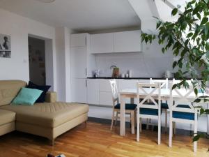 a living room with a table and a couch at Apartament Agiczar in Giżycko