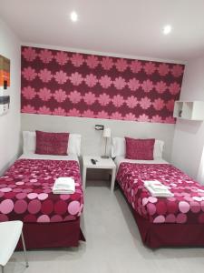 Ένα ή περισσότερα κρεβάτια σε δωμάτιο στο Hostal Inn Madrid