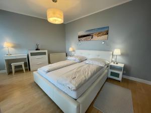 Ένα ή περισσότερα κρεβάτια σε δωμάτιο στο Wolin-Travel Apartamenty Statek z widokiem na morze