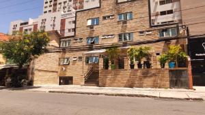 累西腓广场酒店的一座棕榈树掩映的砖砌建筑