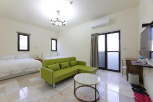 大漢村的住宿－七星潭118海景民宿，客厅配有绿色沙发和床。