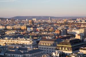 una vista aérea de una ciudad con edificios en SITE.INN Wien, en Himberg