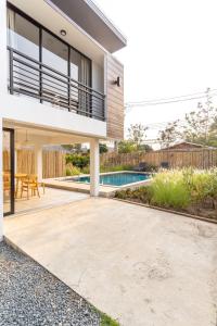 Bazén v ubytování Brand-new Aewmai Pool Villa&Promotion◆byน้องมังคุด nebo v jeho okolí