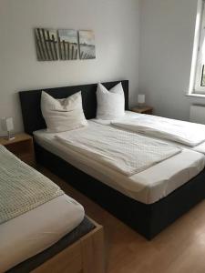 マルククレーベルクにあるFerienwohnung am Wildparkの部屋に並んで置かれた2つのベッド
