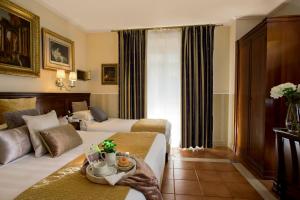 Postel nebo postele na pokoji v ubytování Hotel Des Artistes Roma