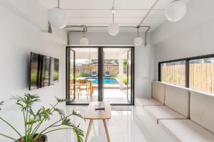 TV a/nebo společenská místnost v ubytování Brand-new Aewmai Pool Villa&Promotion◆byน้องมังคุด