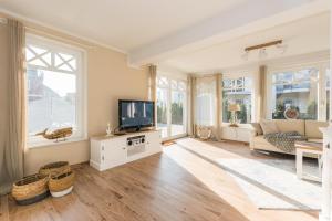 a living room with a tv and a couch at Buten un Binnen in Zingst