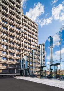 un gran edificio con muchas ventanas de cristal en АРТ СТУДИО СОФИЯ, en Sofía