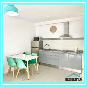 貝尼多姆的住宿－Apartamento Familiar Frente al Mar by Molinaptos，一间厨房,里面配有桌椅