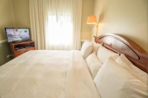 Rúm í herbergi á Hotel Villa Morra Suites