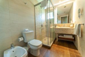 Baðherbergi á Hotel Villa Morra Suites