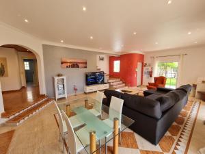 ein Wohnzimmer mit Sofa und Tisch in der Unterkunft Villa Duartes in Altura