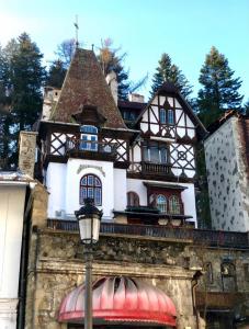 um edifício com uma luz de rua em frente em Royal Residence 1901 em Sinaia