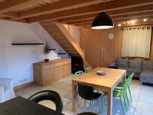 uma sala de estar com uma mesa de madeira e cadeiras em Gîtes Les Pralets em Saint-Eustache