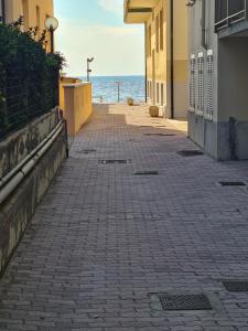 a cobblestone street with the ocean in the background at Il Giglio in San Vincenzo