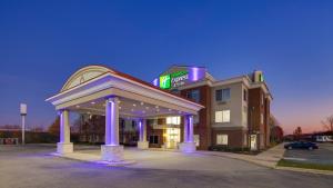 d'une station-service avec éclairage violet. dans l'établissement Holiday Inn Express & Suites Detroit - Farmington Hills by IHG, à Northville