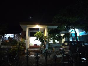 Tjiamis的住宿－Guest House Syari'ah Sekar Manganti Mitra Aqsa，夜晚在房子前面停车的房屋