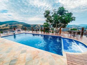 uma piscina com vista para as montanhas em Pousada Buena Vista em Capitólio