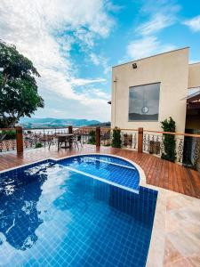 uma piscina em frente a uma casa em Pousada Buena Vista em Capitólio