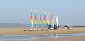 - un groupe de voiliers sur la plage dans l'établissement AU 13 : FENETRES SUR ARROMANCHES, à Arromanches-les-Bains