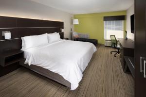 Habitación de hotel con cama grande y escritorio. en Holiday Inn Express Middlesboro, an IHG Hotel, en Middlesboro