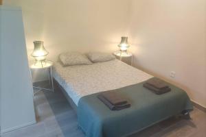 um quarto com uma cama com dois candeeiros em Memoria 49 TERRACE em Lisboa