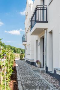 a cobblestone street in front of a white building at Sonne und Meer in Zingst