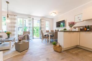 a kitchen and living room with a table and chairs at Sonne und Meer in Zingst