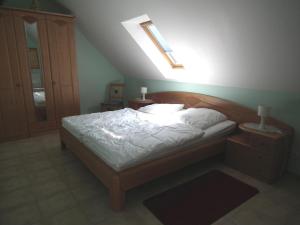 a bedroom with a bed and a skylight at Lindenstrassee Haus Sonnengru_ in Zingst