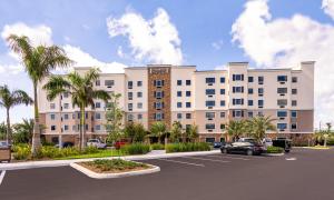 una representación de un edificio con aparcamiento en Staybridge Suites - Fort Lauderdale Airport - West, an IHG Hotel en Davie