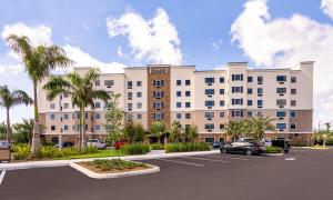una representación de un edificio con aparcamiento en Staybridge Suites - Fort Lauderdale Airport - West, an IHG Hotel, en Davie
