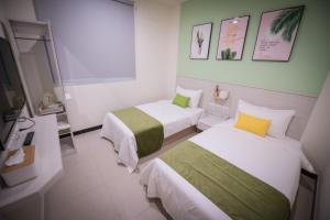 Giường trong phòng chung tại 漫時光 旅空間 ManLu INN