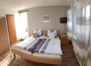een slaapkamer met een groot bed in een kamer bij Gästehaus Tepel in Winterberg