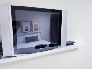 un espejo de un dormitorio con cama. en COLLECTION CITY - Bed & Breakfast, Alicante Center I Cocina & Amplia Terraza - Jardín, en Alicante