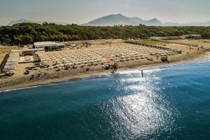 パエストゥムにあるSolaris Paestumの傘と水を使った海辺の空中の景色