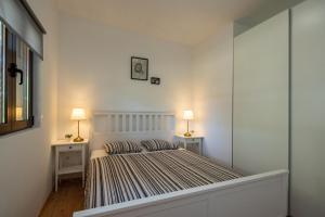 - une chambre avec un grand lit et 2 tables de chevet dans l'établissement Kamp Mara, à Pakoštane