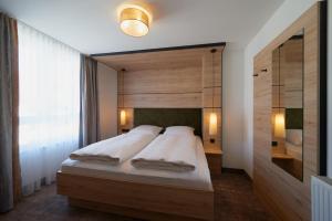 Tempat tidur dalam kamar di Schneider APARTMENT ALLERSBERG