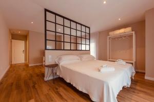 Hotel Casa Jurjo في Mazaricos: غرفة نوم بسرير كبير عليها منشفتين